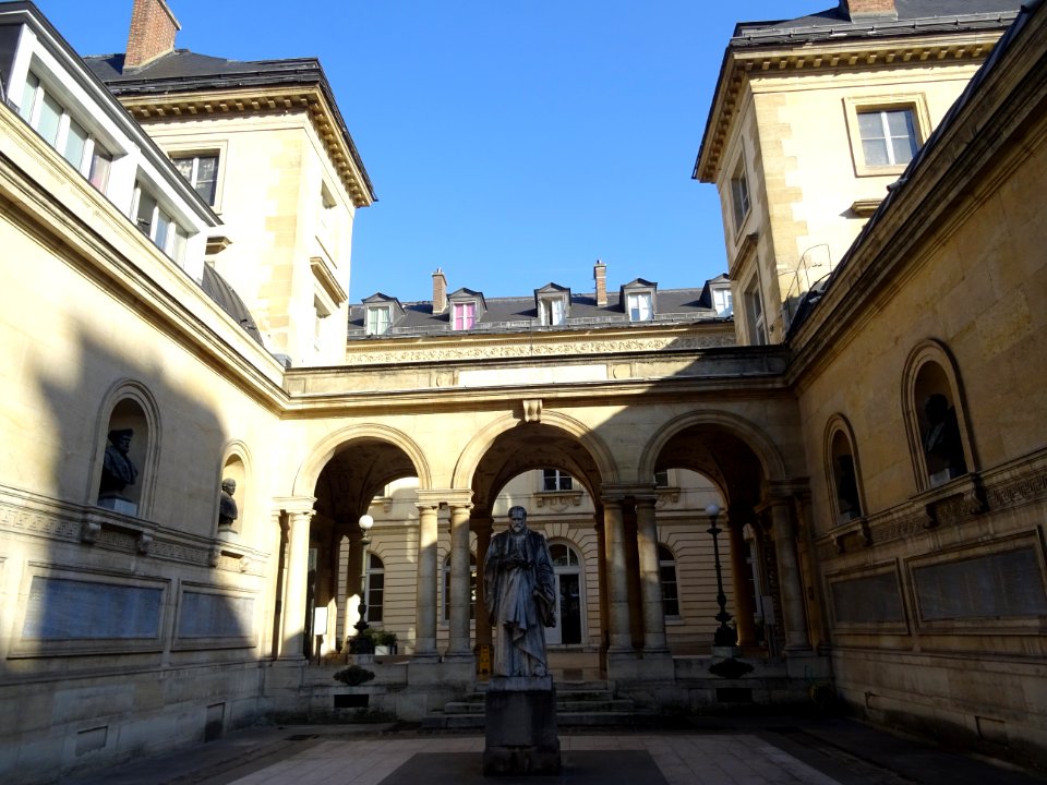 Collège de France, anciennement nommé Collège royal, place… 