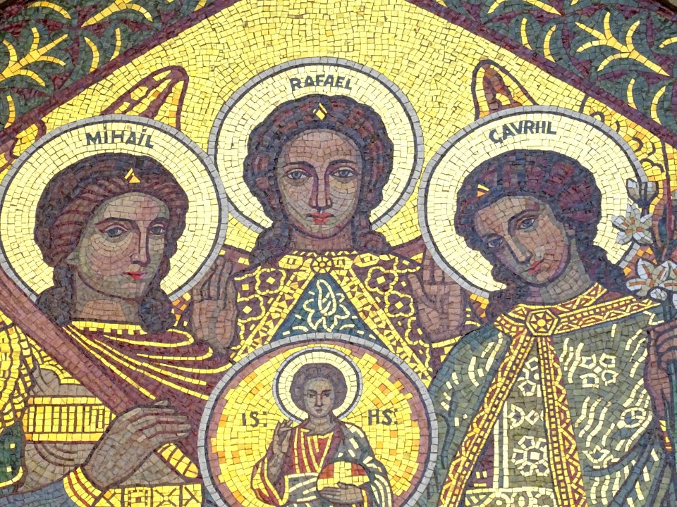 Mosaïque du tympan avec les trois archanges, église des Sa… 