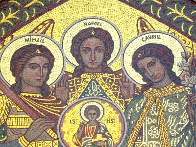 Mosaïque du tympan avec les trois archanges, église des Sa… 