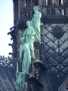 Détail des statues sur la cathédrale Notre-Dame de Paris, … 