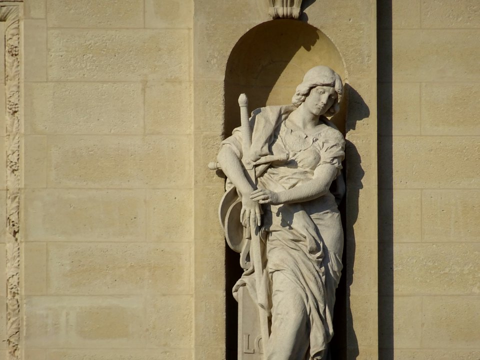 Statue La Clémence par Jules Coutan (1914) sur la façade… 
