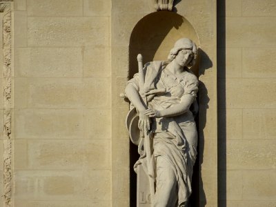 Statue La Clémence par Jules Coutan (1914) sur la façade… 