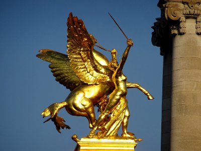 Statue dorée La Renommée au combat, de Pierre Granet, Po… 