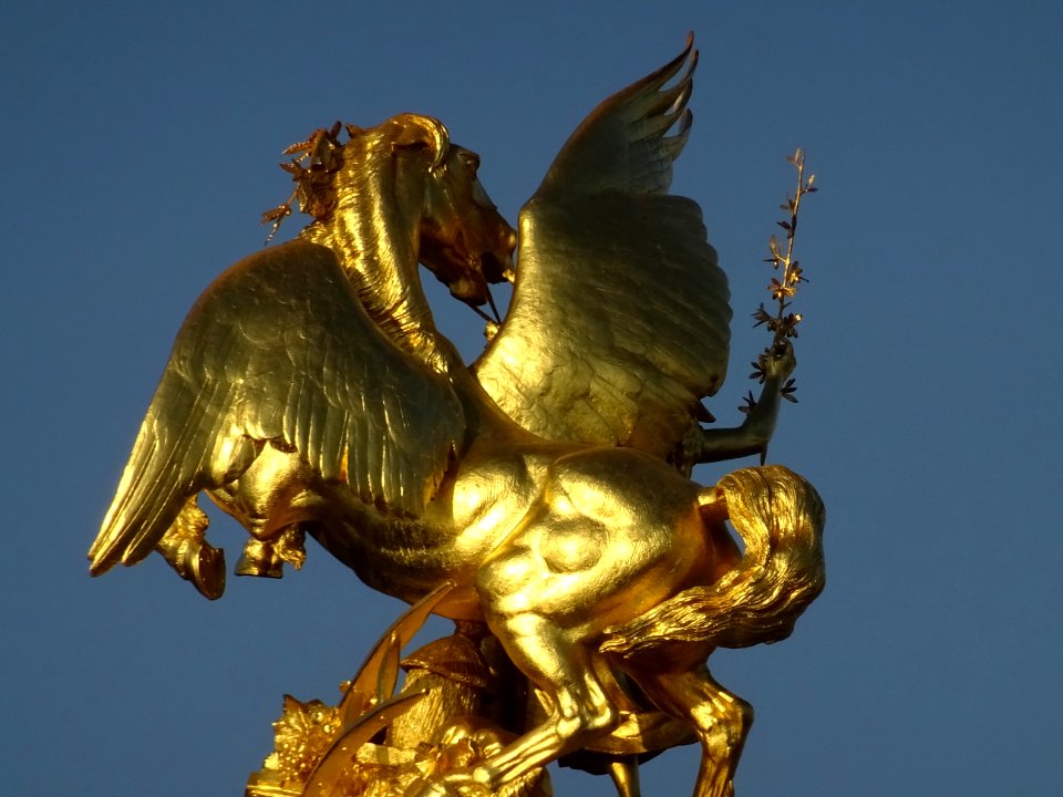 Statue dorée, La Renommée des Sciences, par Emmanuel Fré… 