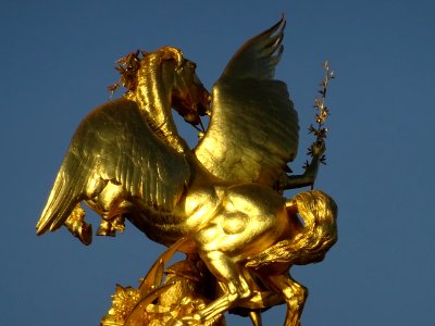 Statue dorée, La Renommée des Sciences, par Emmanuel Fré… 