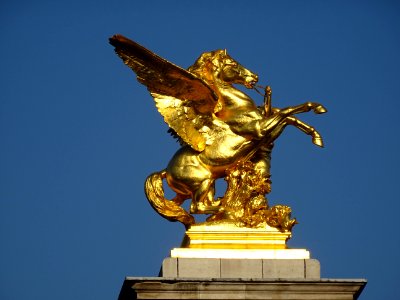 Statue dorée, Pégase tenu par la Renommée de la Guerre p… 