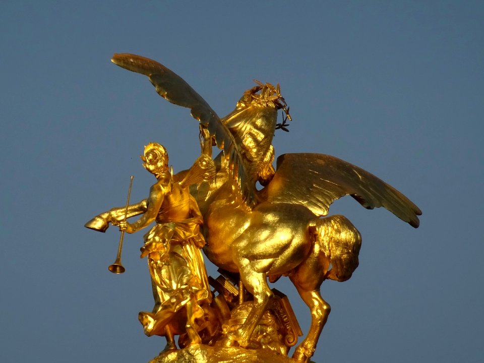 Statue dorée, La Renommée des Arts, par Emmanuel Frémiet… 