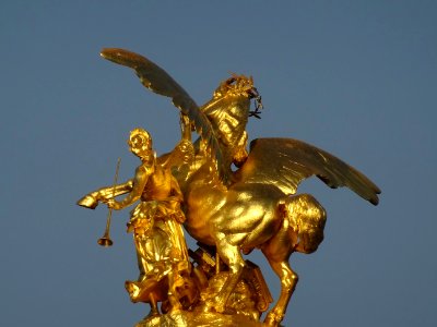 Statue dorée, La Renommée des Arts, par Emmanuel Frémiet… 