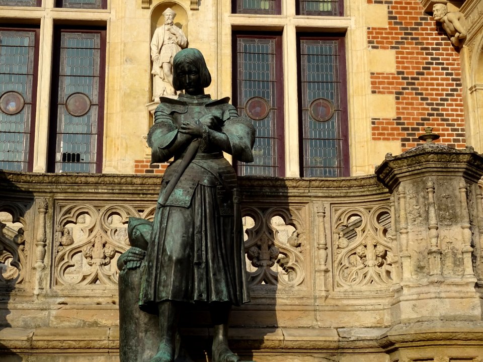 Statue de Jeanne d'Arc. L’hôtel Groslot est un hôtel parti… 