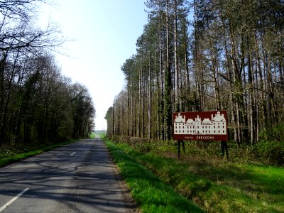 Sur la D112, panneau pour Visitez Cheverny, alors qu'on … 