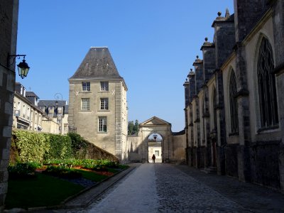 Jardin et allée pavée, cathédrale Saint-Louis, Blois, Loir… 