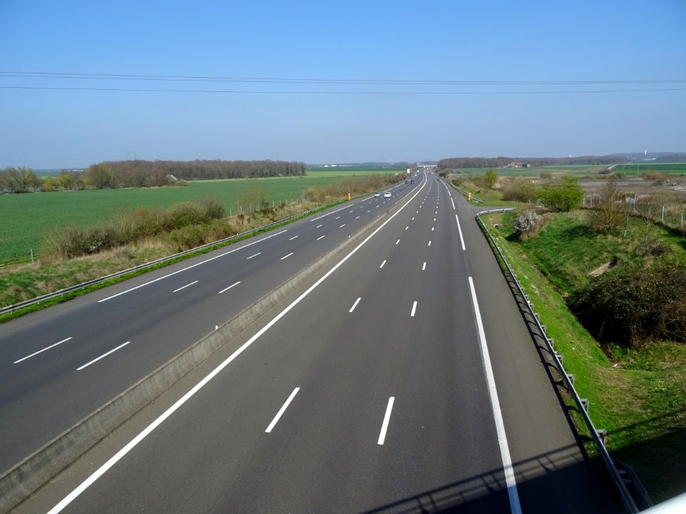 Au-dessus de l'autoroute A10, l'Aquitaine, entre Herbault … 