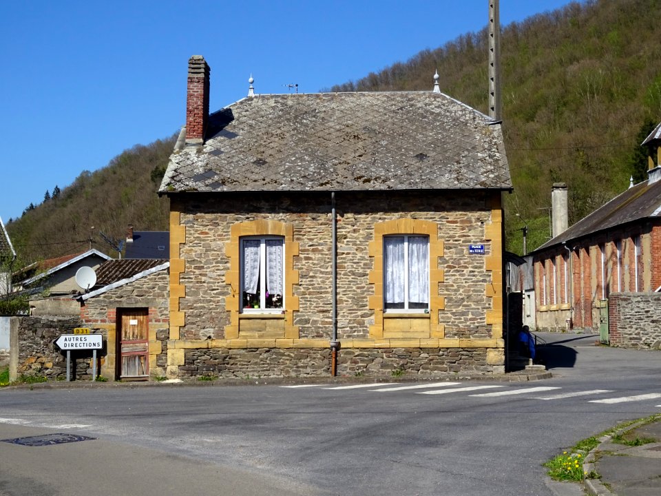 Maison avec les pierres de Dom, jaune-ocre, Sorendal, Arde… 