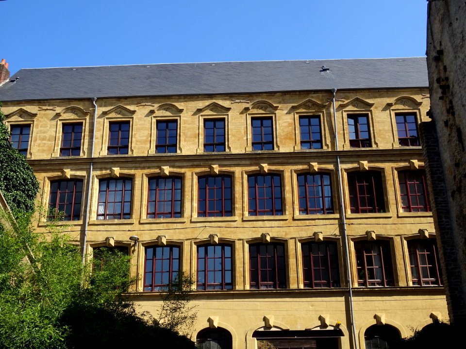 Façade d'immeuble, 5 rue des Caquettes, en pierre de Dom j… 
