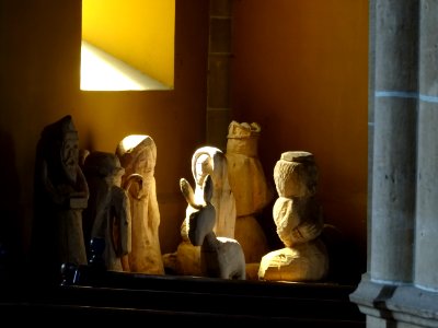 Crêche sculptée dans des troncs d'arbres, remisée au fond … 