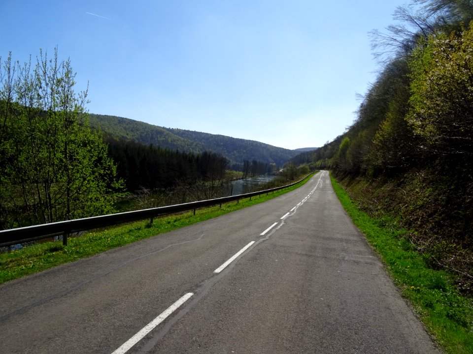 La N914, le long de la Semois, file vers Sorendal, Ardenne… 