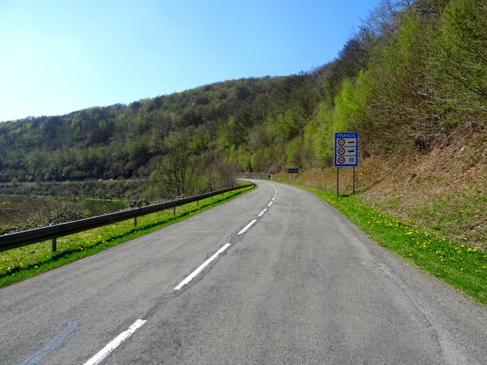 Sur la N914, le long de la Semois, fin de la Belgique, déb… 