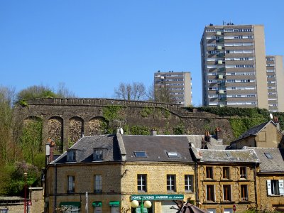 Immeubles modernes, ancien rempart et bâtisses plus ancien… 