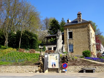 Sculpture Le chêne brisé, une femme brise un canon à cou… 