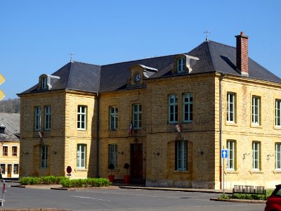 Mairie de Floing, en pierres de Dom jaune-ocre, Ardennes 