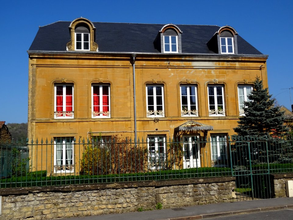 Maison en pierre de soleil ou pierre de Dom, jaune-ocre (e… 