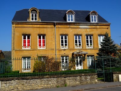 Maison en pierre de soleil ou pierre de Dom, jaune-ocre (e… 