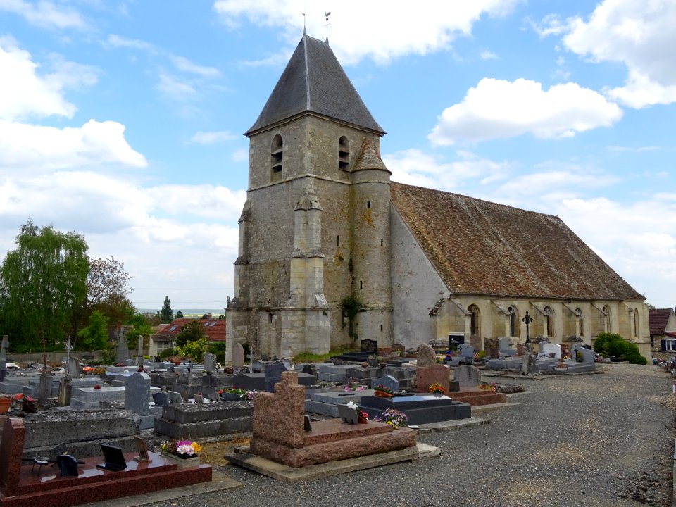 Cimetière autour de l'église Saint-Remy, Marcq, Yvelines 
