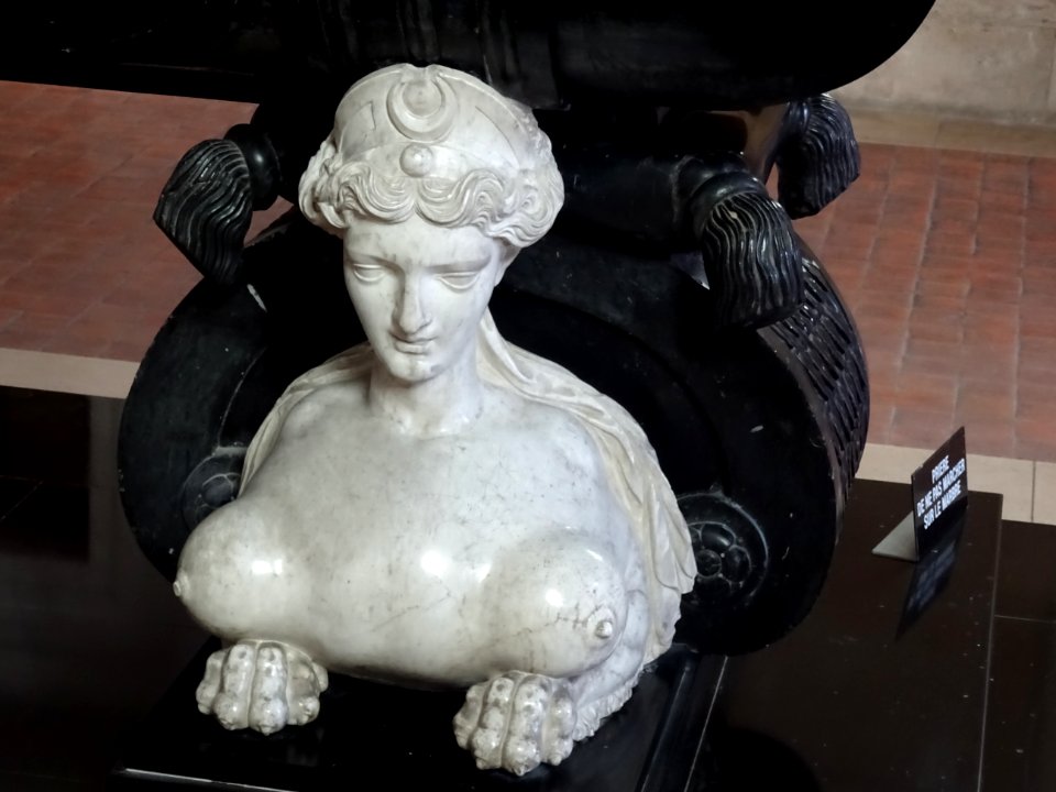 Tombeau de Diane de Poitiers dans la chapelle sépulcrale, … 