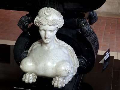 Tombeau de Diane de Poitiers dans la chapelle sépulcrale, … 
