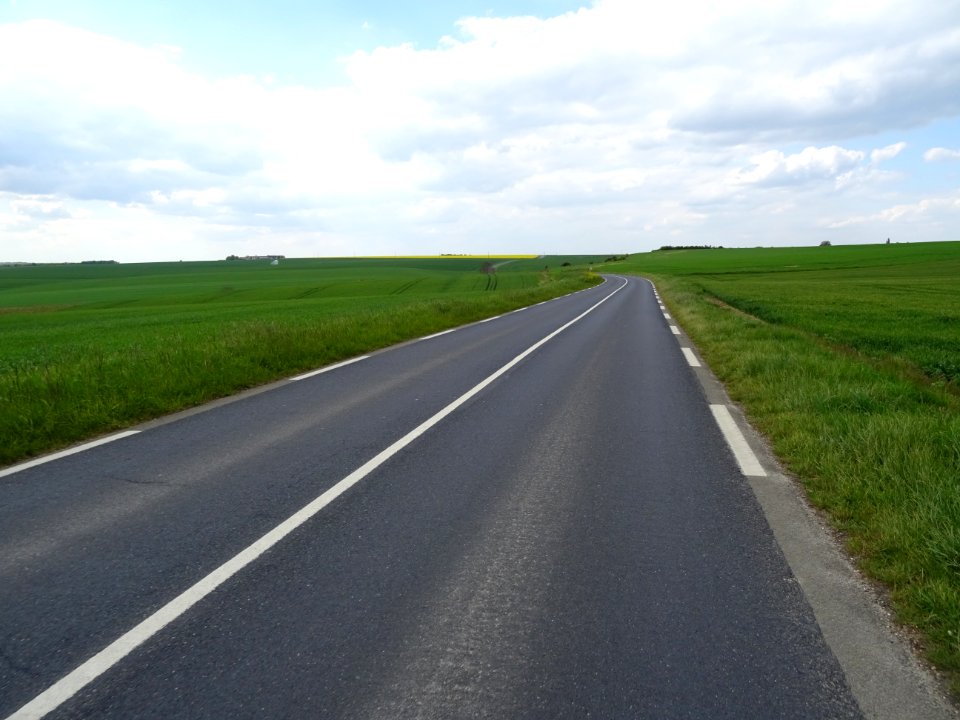 La D933 entre Berchères-sur-Vesgre et Oulins, Eure-et-Loir… 