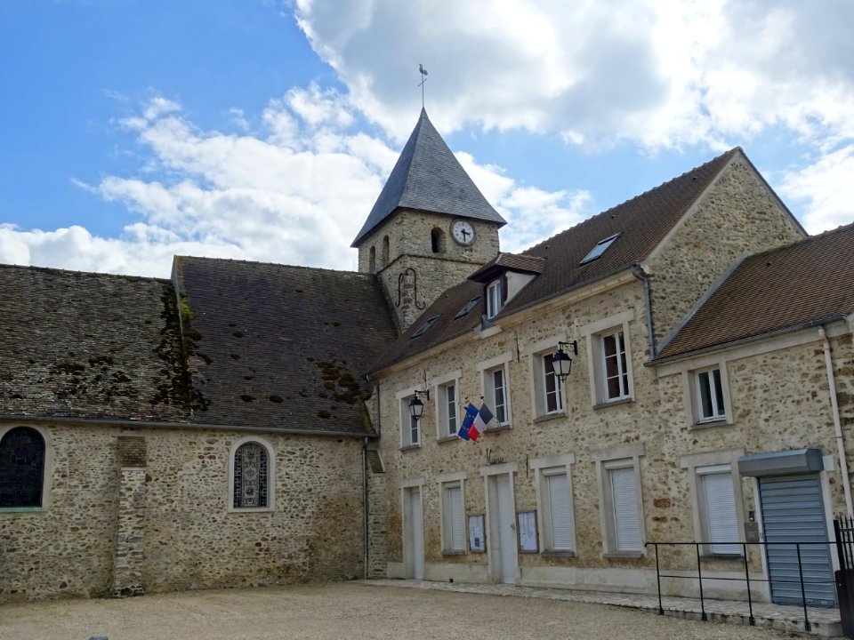 Place de la mairie, avec la mairie et l'église Notre-Dame-… 