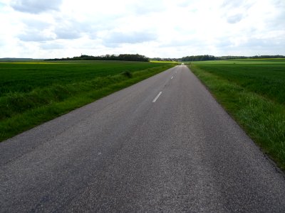 La route file droit vers Orgerus 