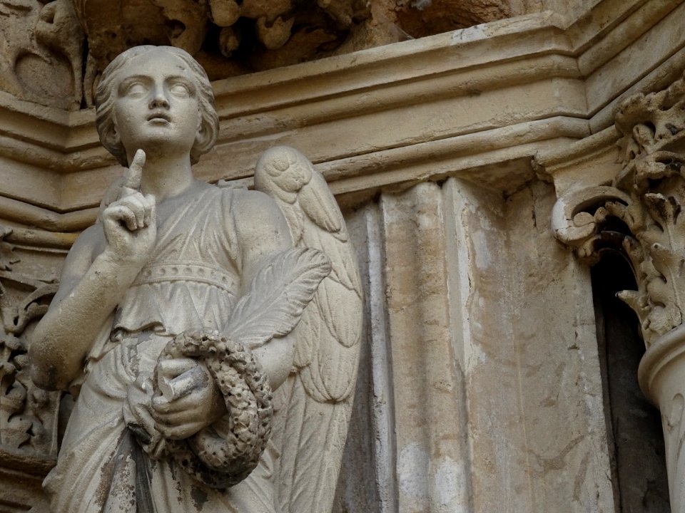 Statue sur la façade de l'église Saint-Martin, l'Isle-Adam… 