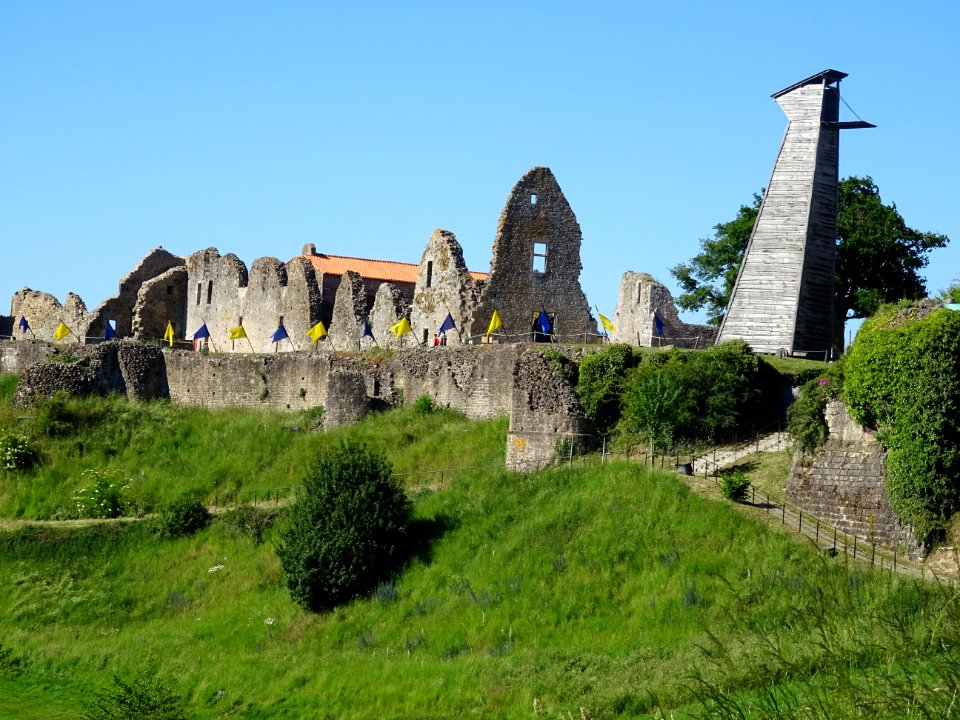 Château de Tiffauges, ou « château de Barbe bleue », en ra… 