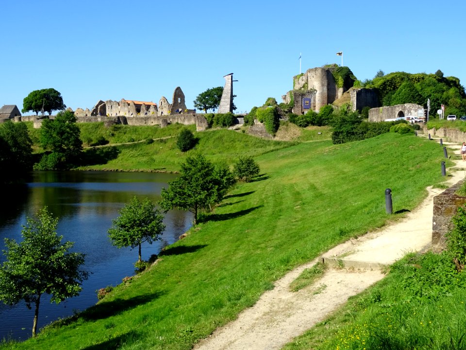 La Crûme et le château de Tiffauges, ou « château de Barbe… 