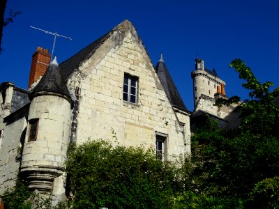 Maison en tuffeau et la tour de l'Horloge, forteresse roya… 