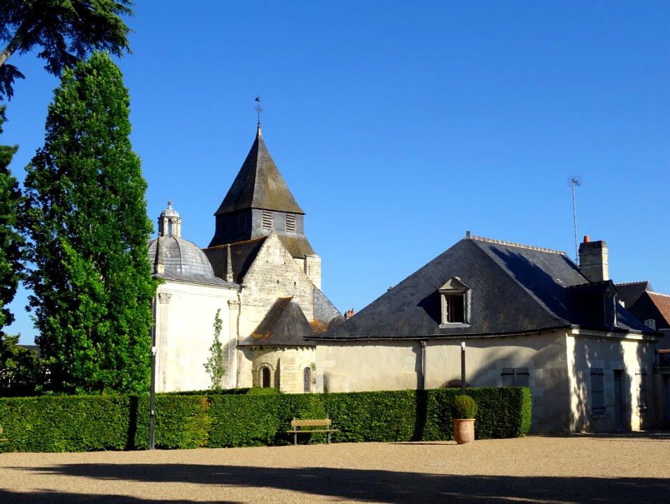 Eglise Saint-Symphorien et cour devant le château d'Azay-l… 