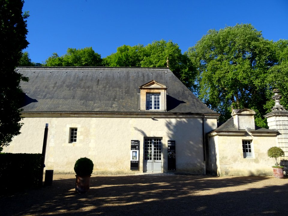 Bâtiment sur cour devant le château d'Azay-le-Rideau, Azay… 