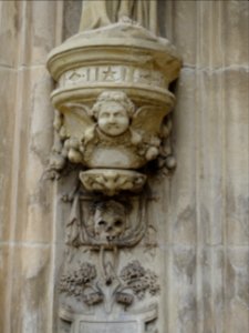 Pied de la statue sur la façade de l'église Saint-Martin, … 