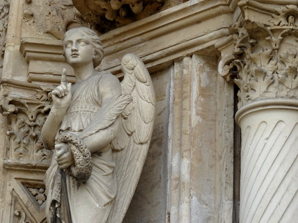 Statue sur la façade de l'église Saint-Martin, l'Isle-Adam… 