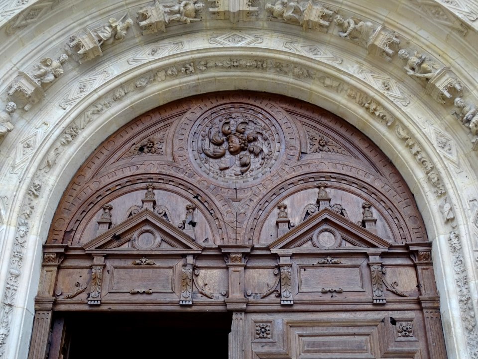 Détail des portes en bois de l'église Saint-Martin, l'Isle… 