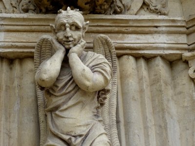 Statue sur la façade de l'église Saint-Martin, l'Isle-Adam… 