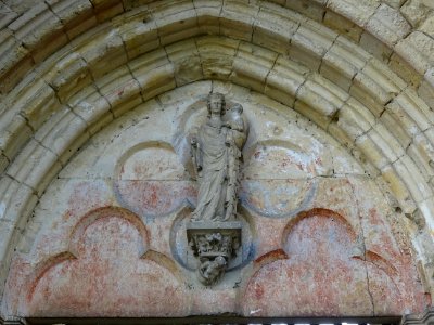 Détail du fronton de l'abbatiale, Abbaye Notre-Dame de Lon… 