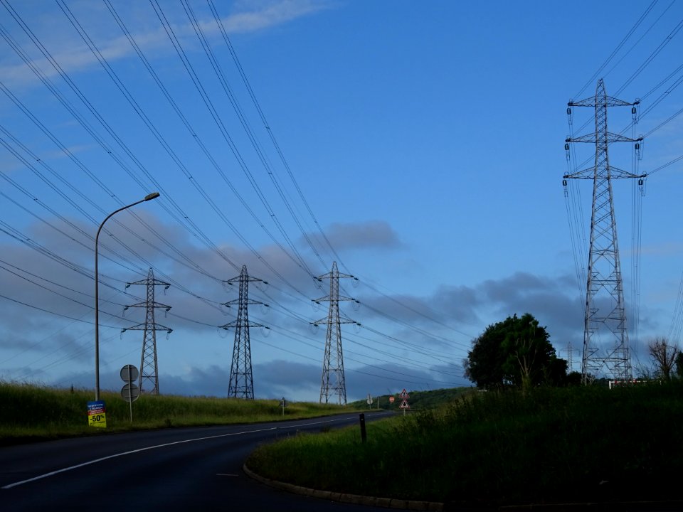 Nombreuses lignes électriques à haute tension entre Champl… 