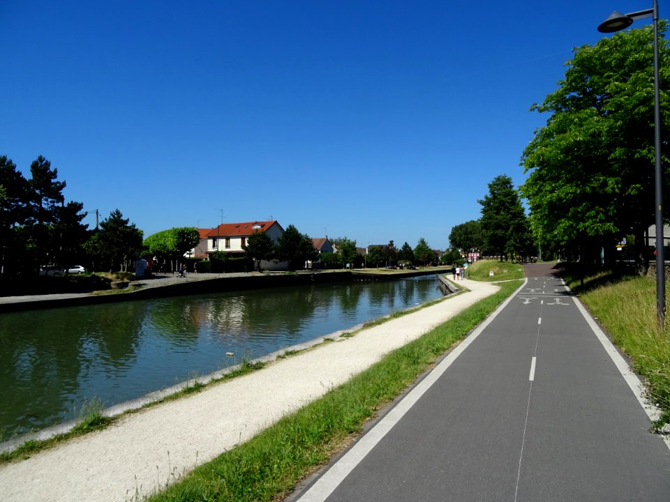Sur la piste cyclable le long du canal de l'Ourcq, Aulnay-… 