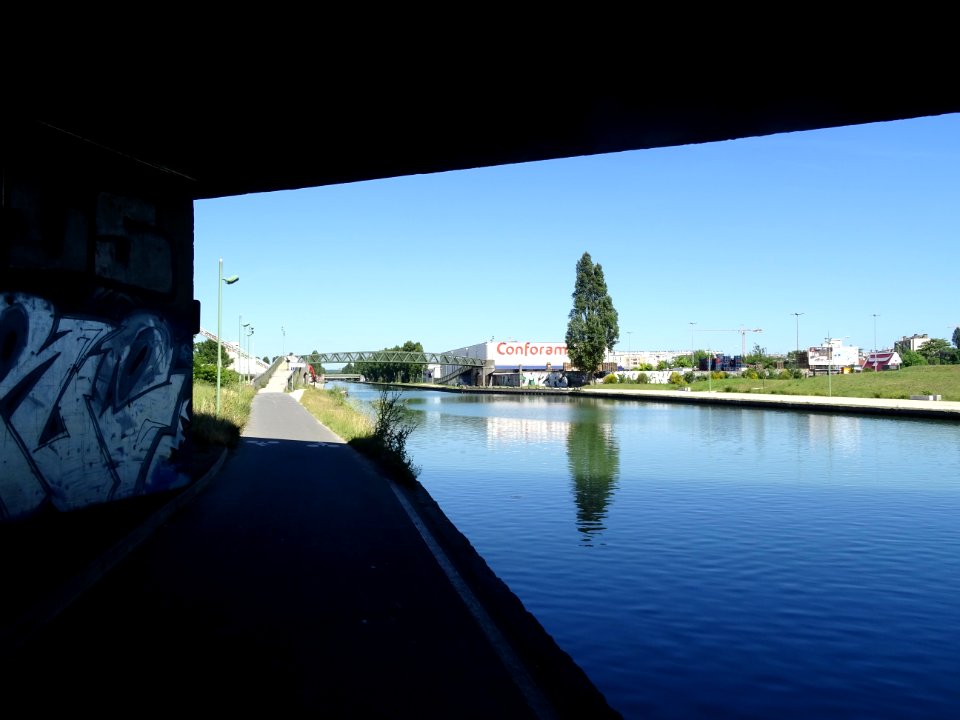 Piste cyclable et canal de l'Ourcq, après Bobigny, Seine-S… 