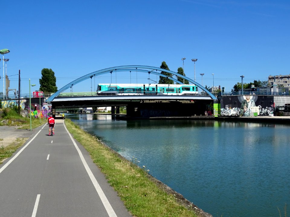 Piste cyclable et canal de l'Ourcq, à l'entrée de Bobigny,… 