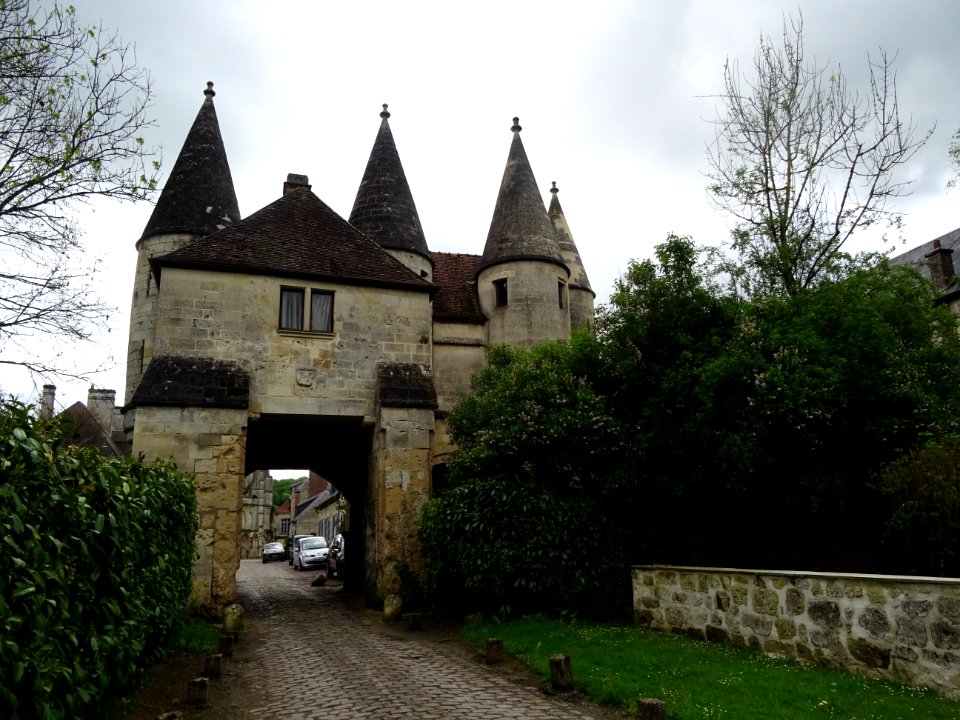Ancienne porte fortifiée (côté entrée) de l' abbaye cister… 