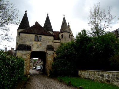 Ancienne porte fortifiée (côté entrée) de l' abbaye cister… 