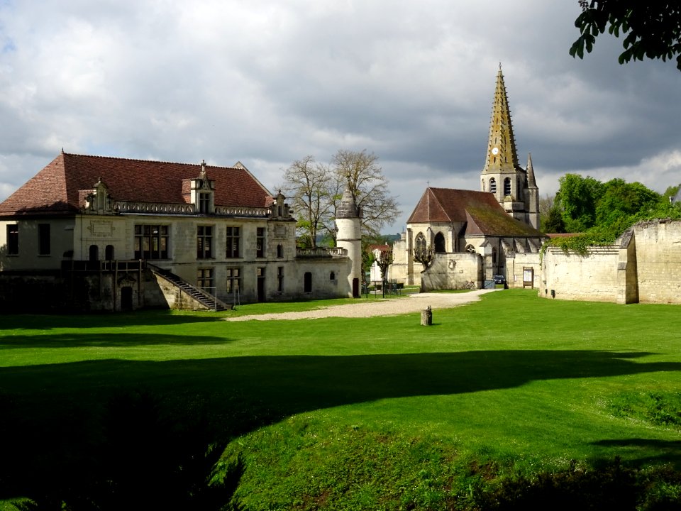 Depuis le parc du château de Septmonts, vue vers le Logis … 